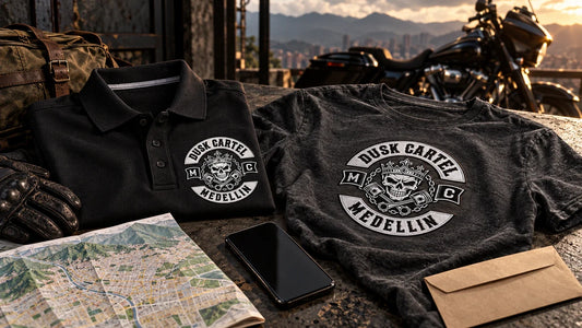 Guía PASES para Expo 2 Ruedas Bogotá 2026 con polo y camiseta del club Dusk Cartel Medellín preparados para la visita.