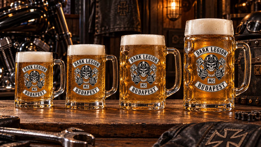 Custom motorcycle club beer mugs: Wide studio comparison of four club-logo beer mug silhouettes at approximately 500 ml, 600 ml, 750 ml and 1 liter, clear size progression, no labels.