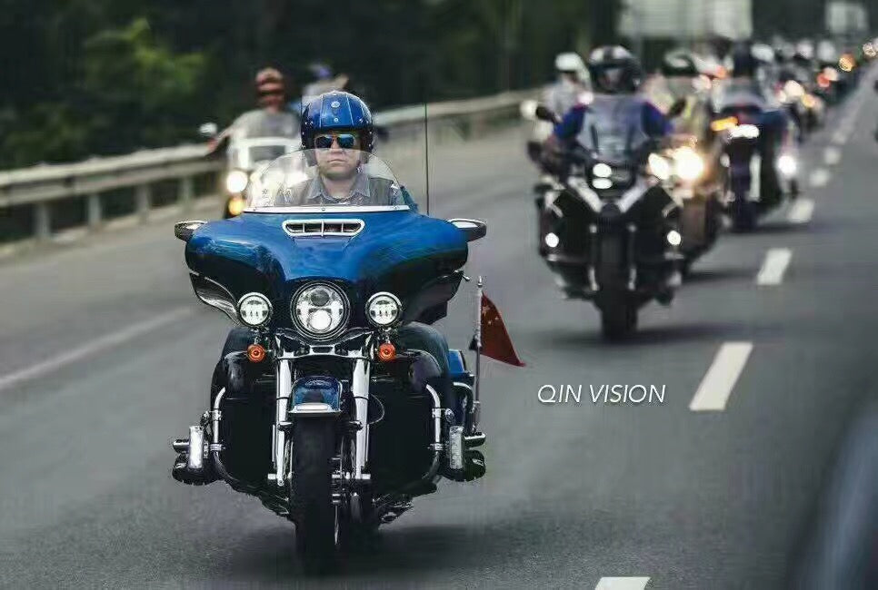 motorcycleclub-decorativehelmet-riding