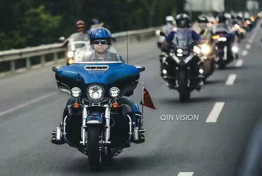 motorcycleclub-decorativehelmet-riding