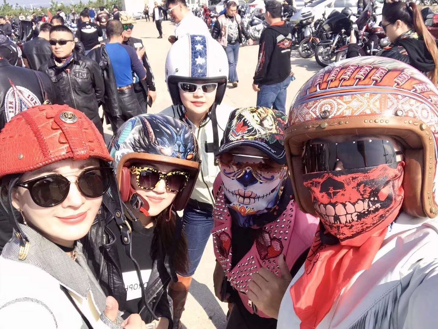 The Ultimate Guide: What Do Girl Bikers Wear? Essential Motorcycle Gear for Female Club Members