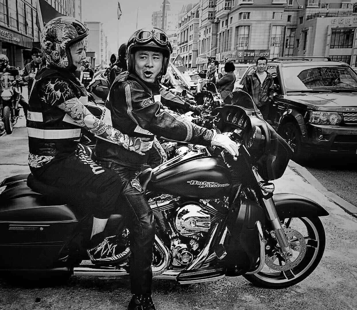 Choosing the Perfect Motorcycle Helmet for Club Members: Safety and Style