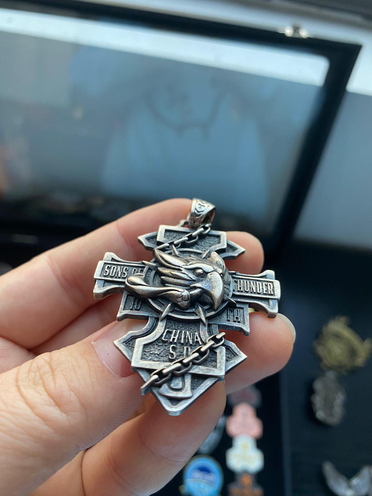 A Pendant as a Gift: The Perfect Vessel for Emotions