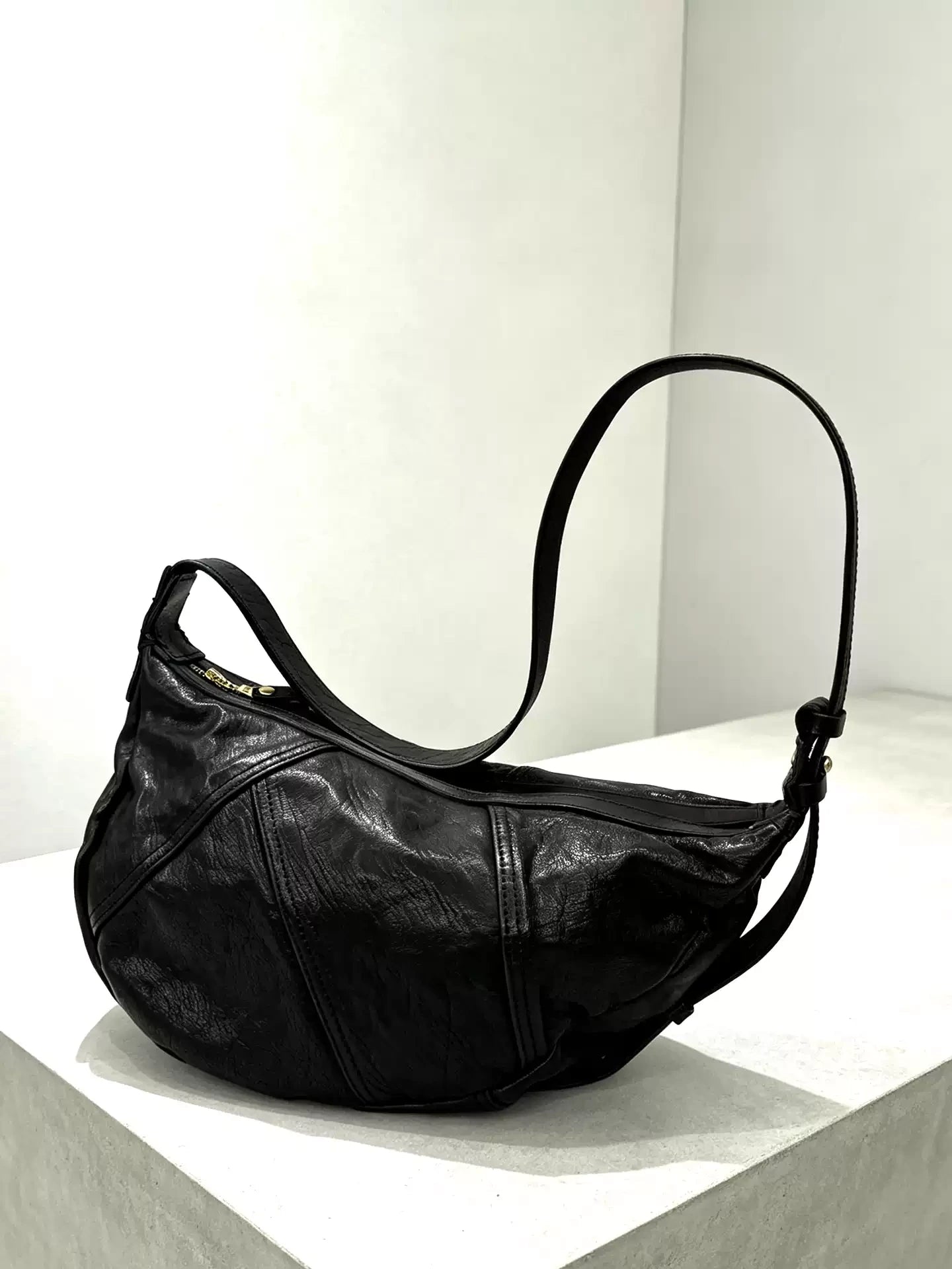 asymmetric vegetable-tanned horsehide bag 2
