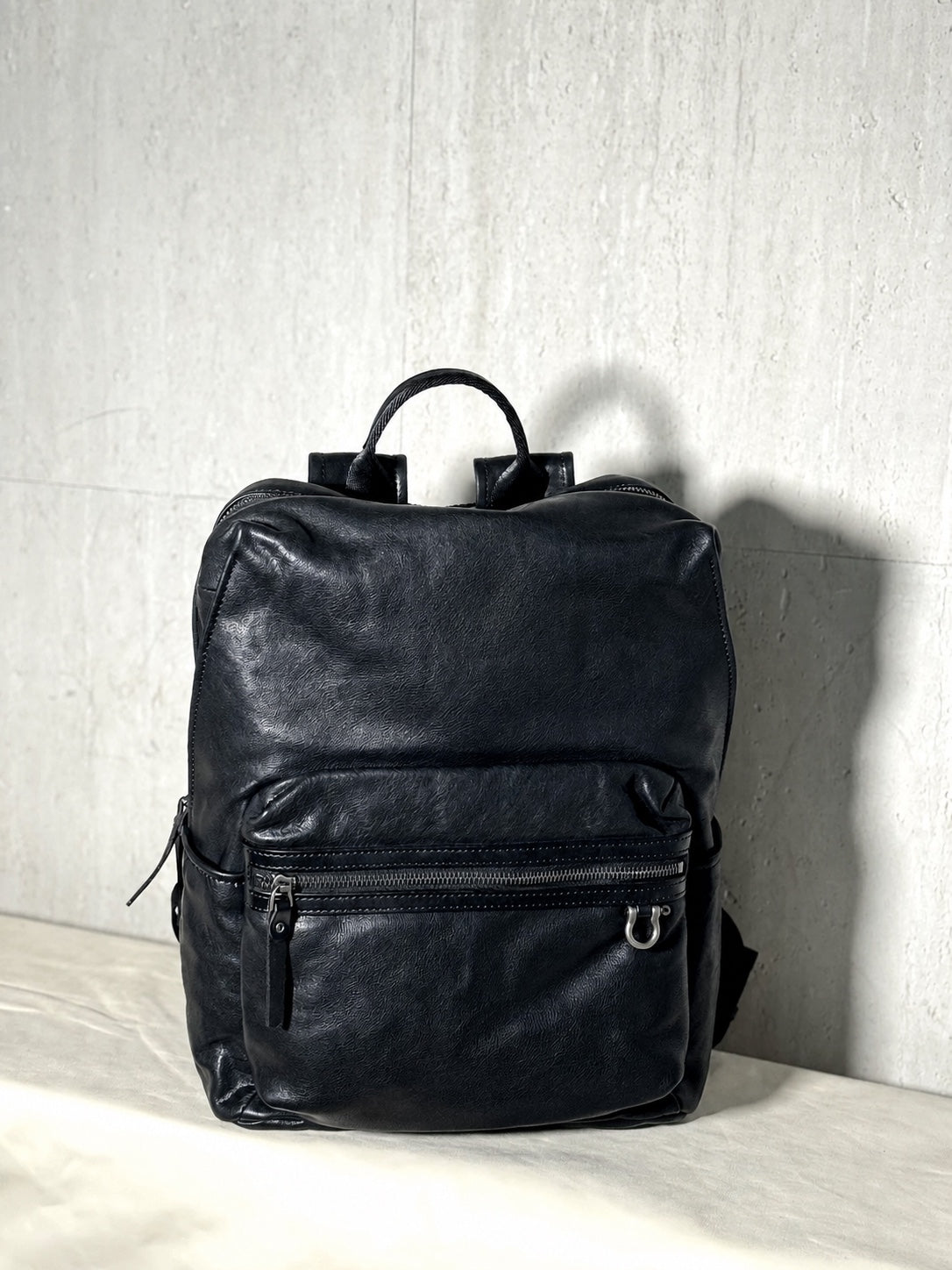 heavy-duty vintage vegetable-tanned leather travel backpack 2