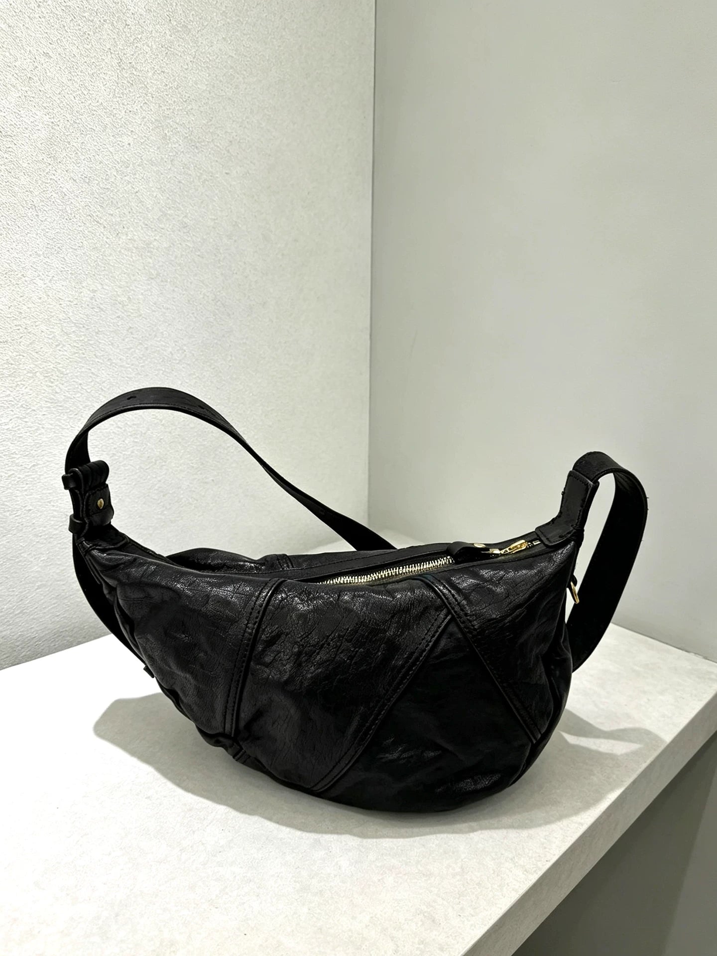 asymmetric vegetable-tanned horsehide bag 3