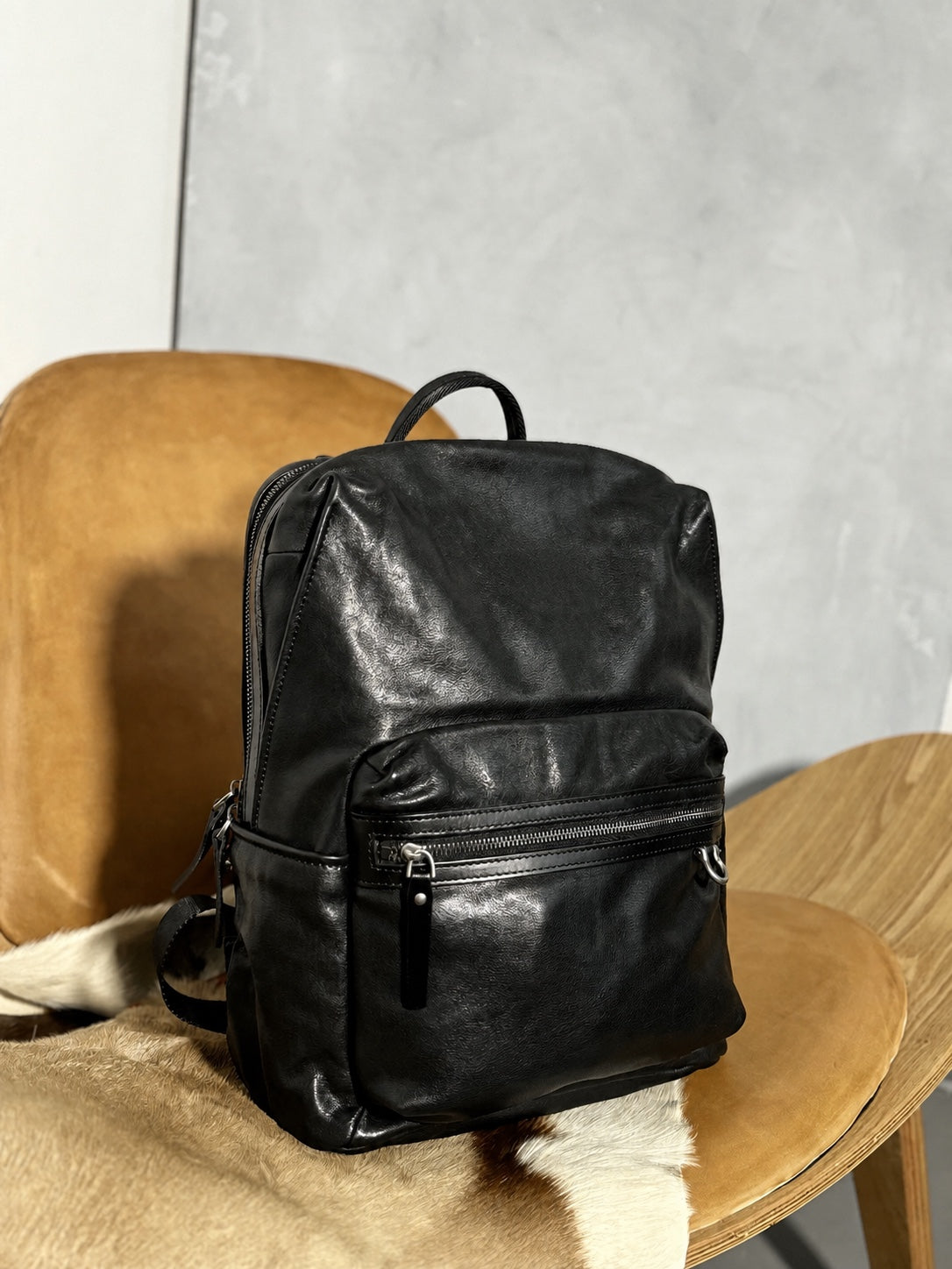 heavy-duty vintage vegetable-tanned leather travel backpack 3