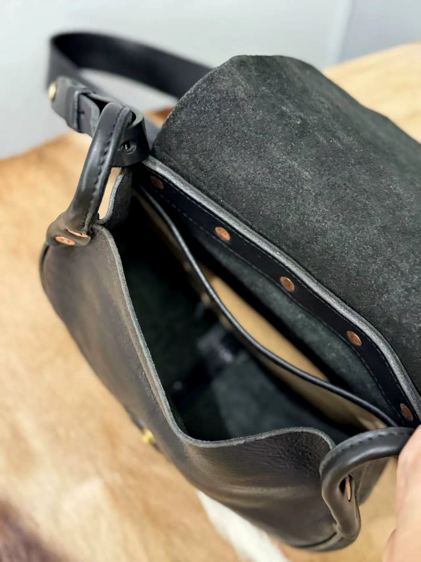 handcrafted italian vegetable-tanned bison leather messenger bag 4