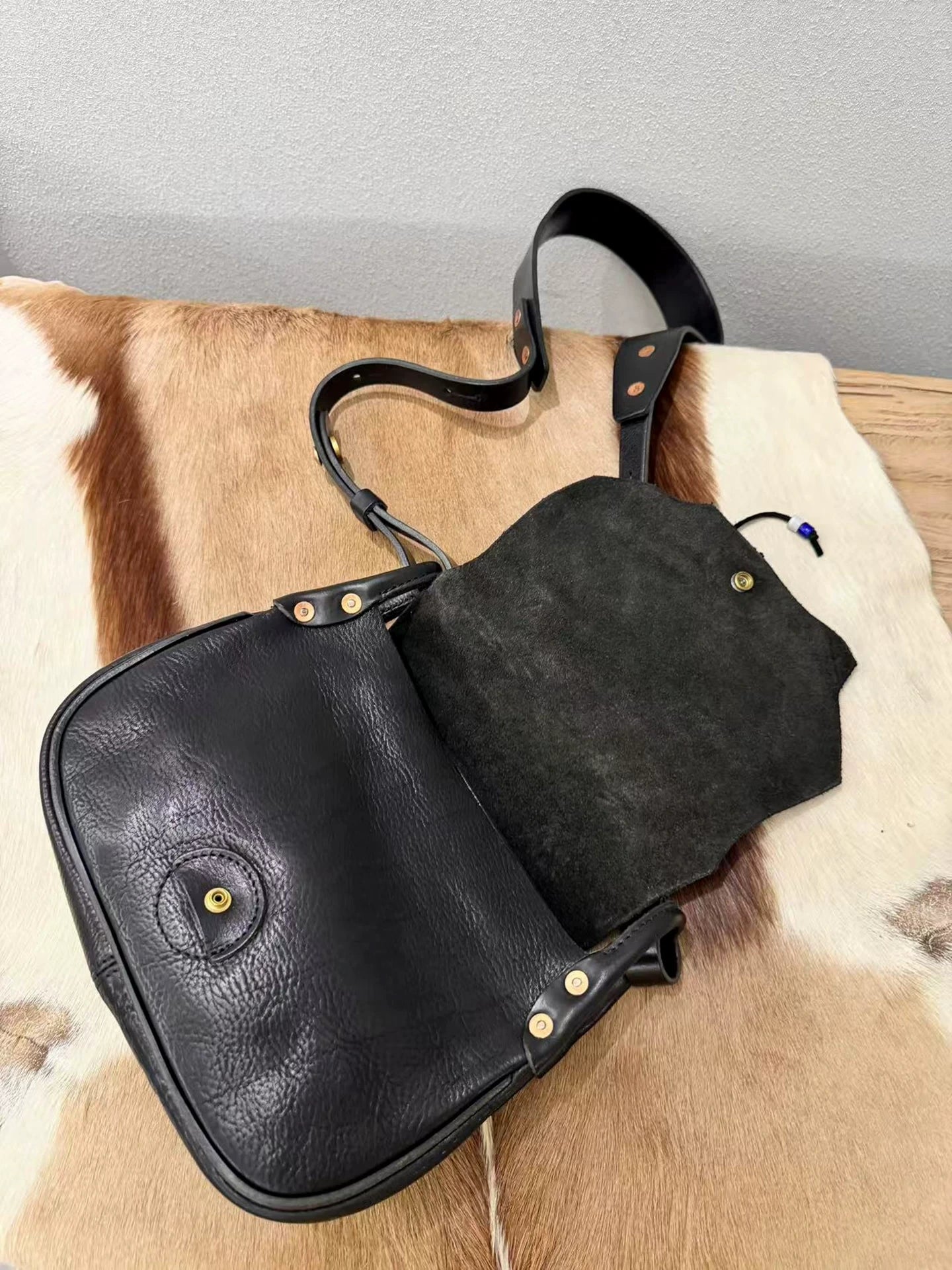 handcrafted italian vegetable-tanned bison leather messenger bag 5