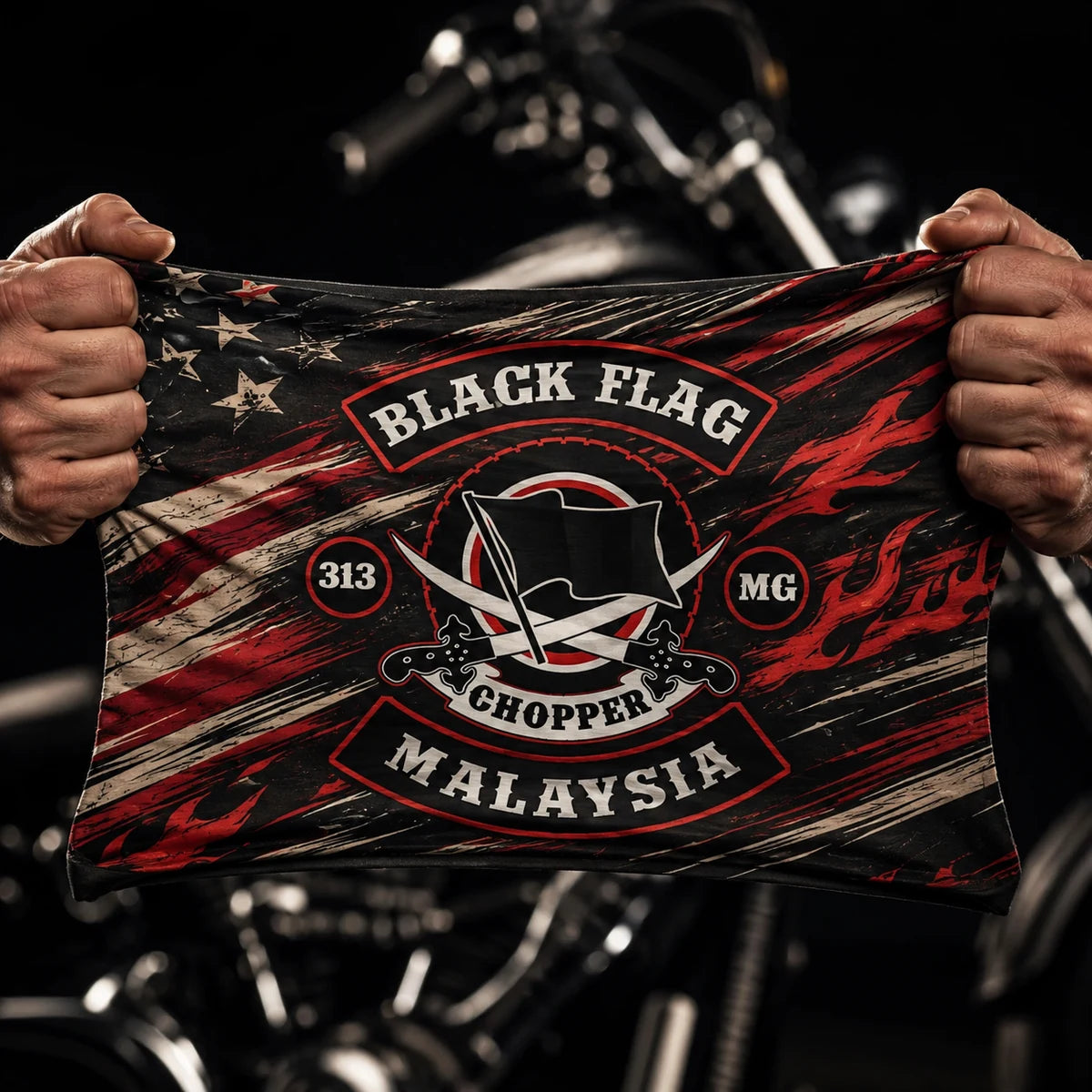手元で、公認のBlack Flagエンブレムがあしらわれたフルプリントのモーターサイクルクラブゲイターの柔軟な伸縮性を示しています。