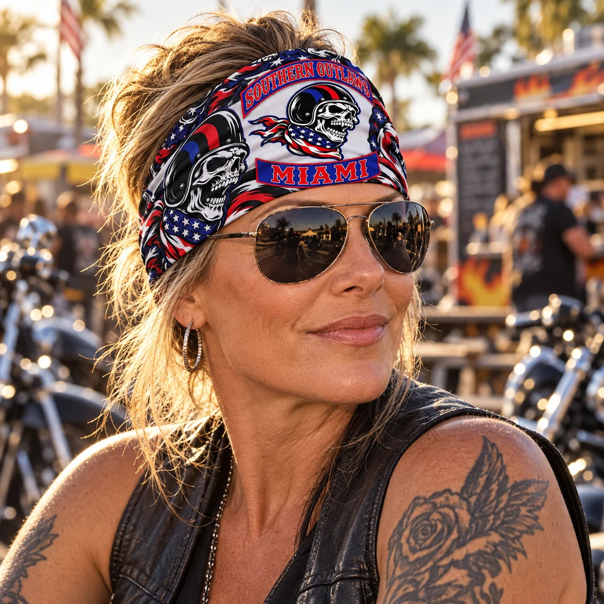 ラリーでカスタムバイククラブのゲイターをヘッドバンドとして身につけ、公認のジョーカーのエンブレムを付けた女性ライダー。
