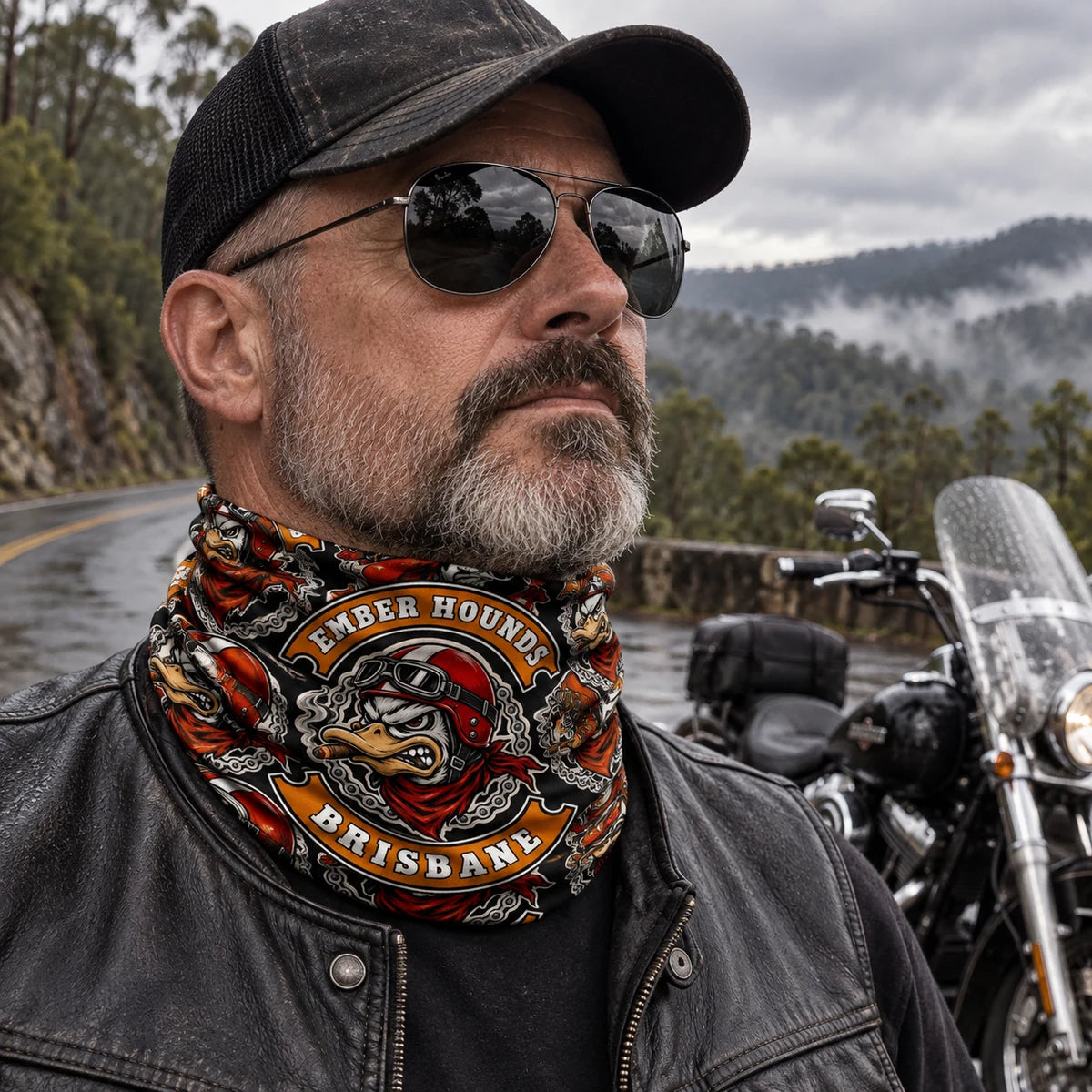 ロードキャプテンは、クルーザーの隣で、公式のジヴァトマのエンブレムが入ったオールシーズンのモーターサイクルクラブネックゲイターを着用している。