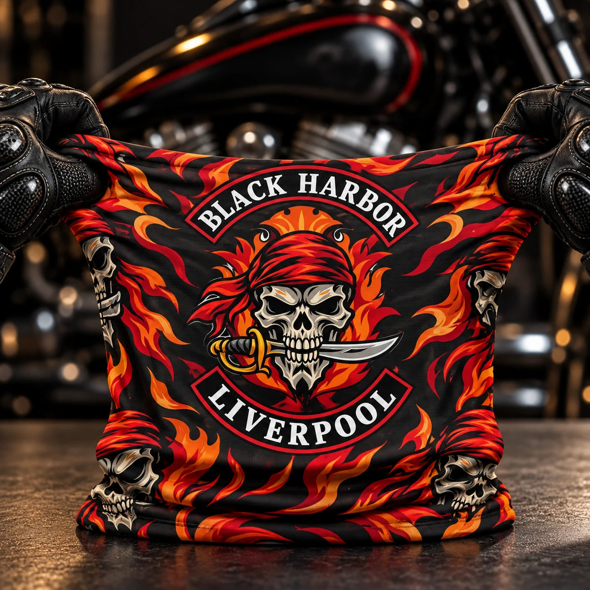 手元で、公認のBlack Flagエンブレムがあしらわれたフルプリントのモーターサイクルクラブゲイターの柔軟な伸縮性を示しています。
