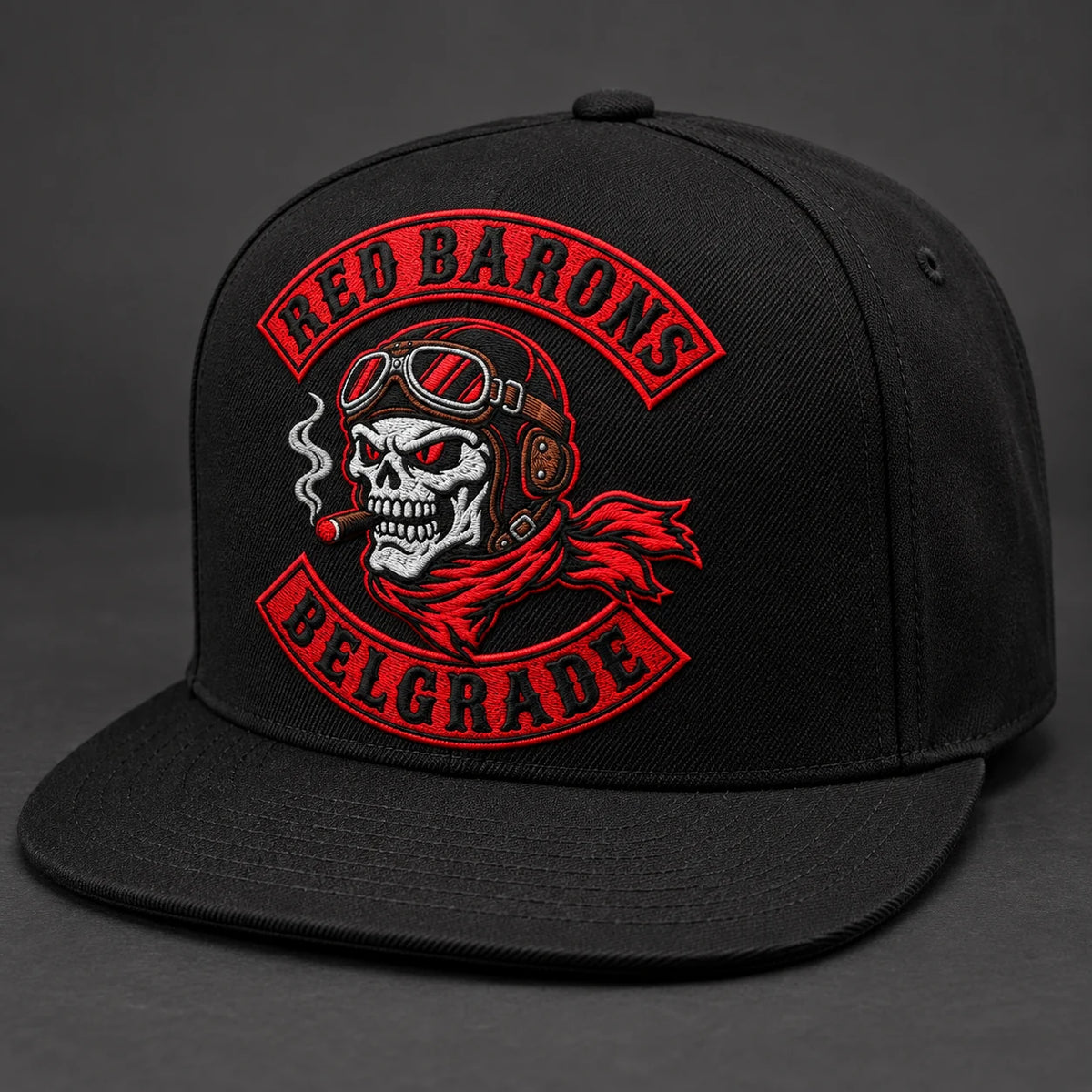 Una gorra de cinco paneles de club de motociclistas color oliva tiene una amplia área de decoración y una visera recta y plana.