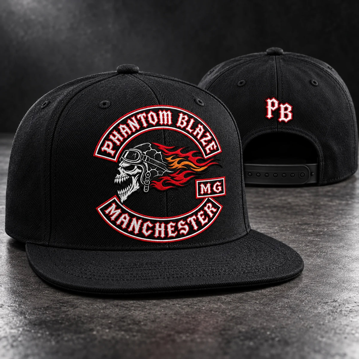 Una gorra snapback de moto custom negra de club tiene una corona estructurada, visera plana recta y cierre ajustable.