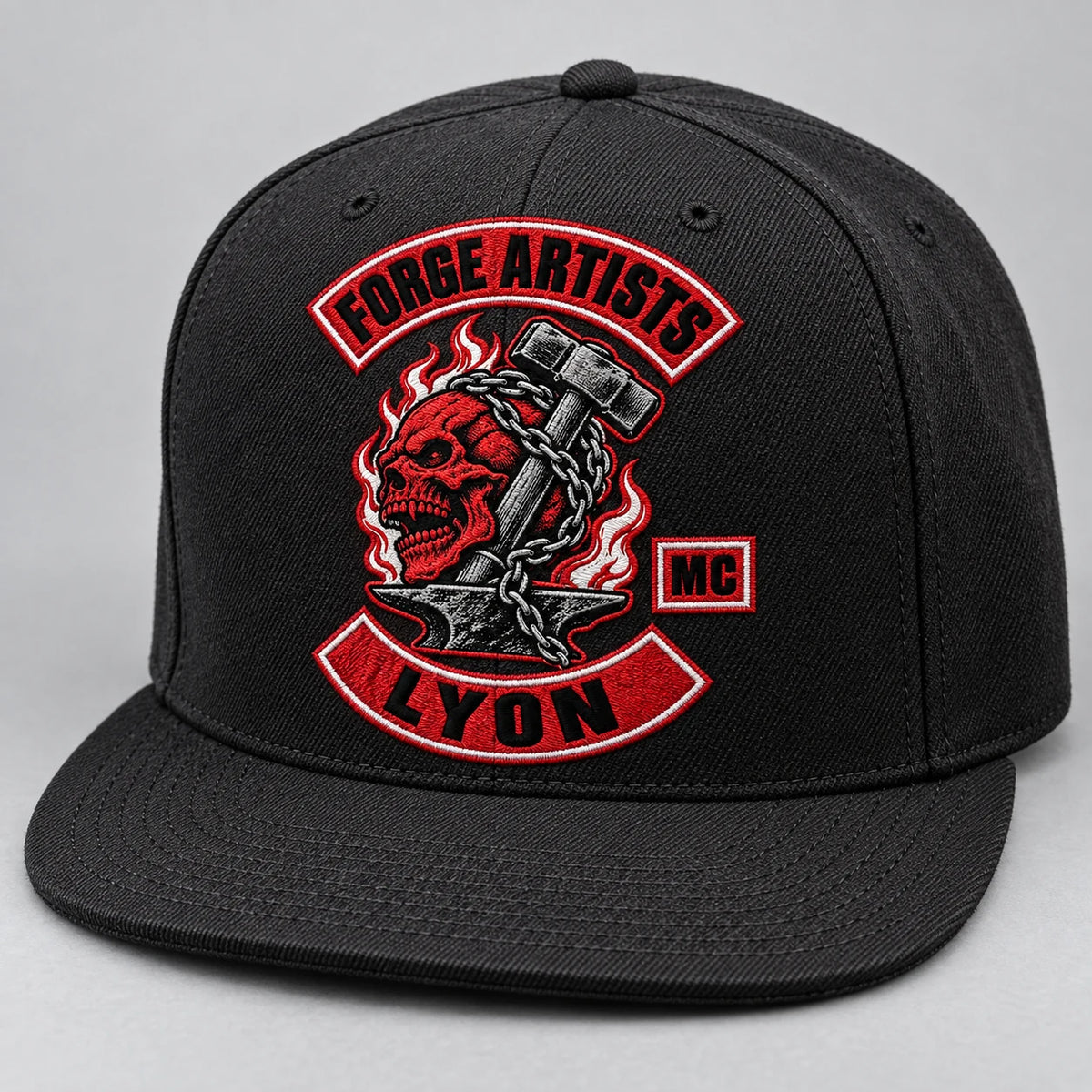 Una gorra de seis paneles de club de motociclistas negros muestra visiblemente costuras equilibradas en la copa y una visera plana.