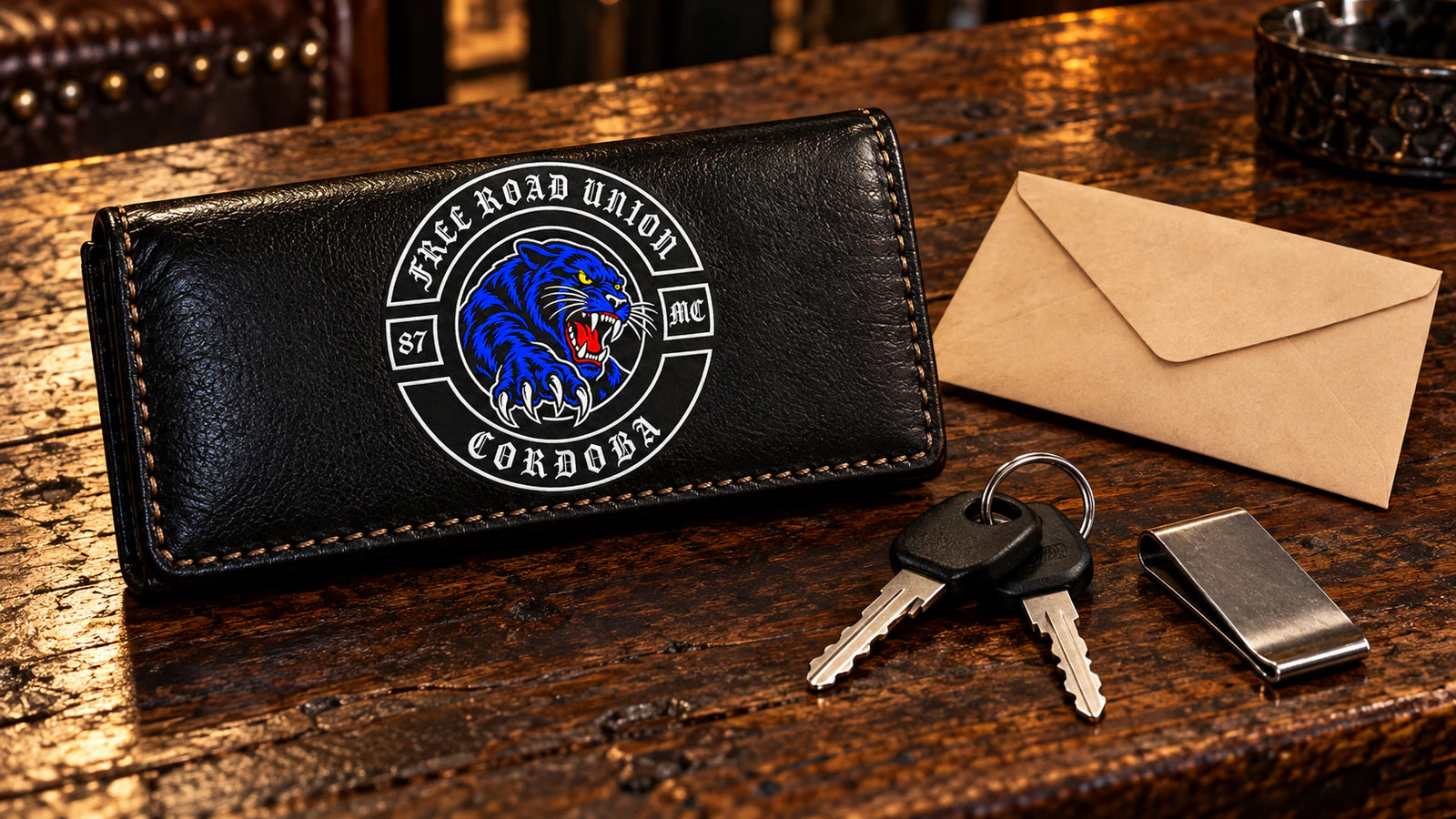 Cartera larga Free Road Union con un sobre de contacto y llaves para el responsable único del motoclub.