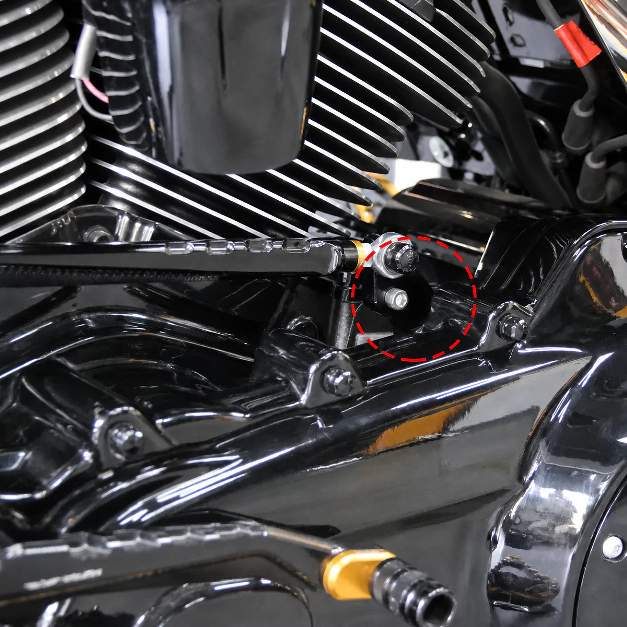 Installation position of neutral finder shift assist bracket on Harley M8 linkage