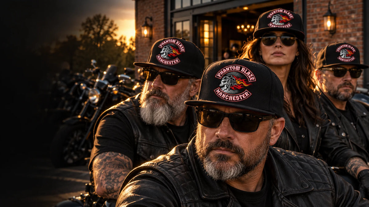 Motociclistas experimentados de un club de motos usan gorras de ala plana personalizadas y distintivas fuera de una casa club, con las viseras rectas a la vista.