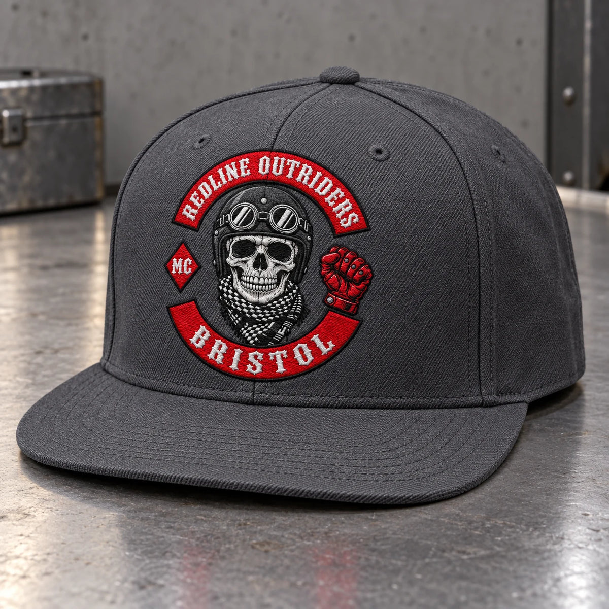 Una gorra de visera plana del club de motociclistas color pizarra demuestra una suave mezcla estructurada de algodón y poliéster.