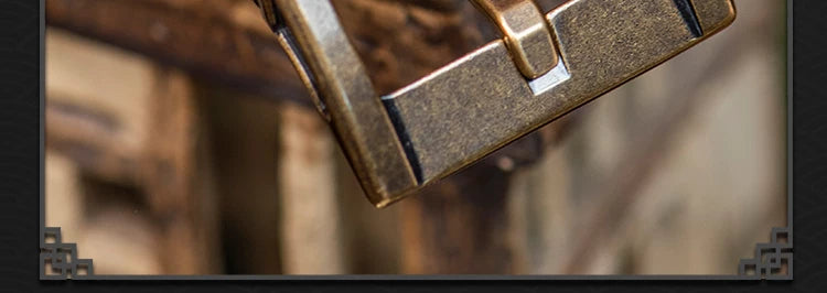 Tang Arabesque Vintage Full-Grain Leather Biker Belt with Brass Buckle – Brass buckle detail