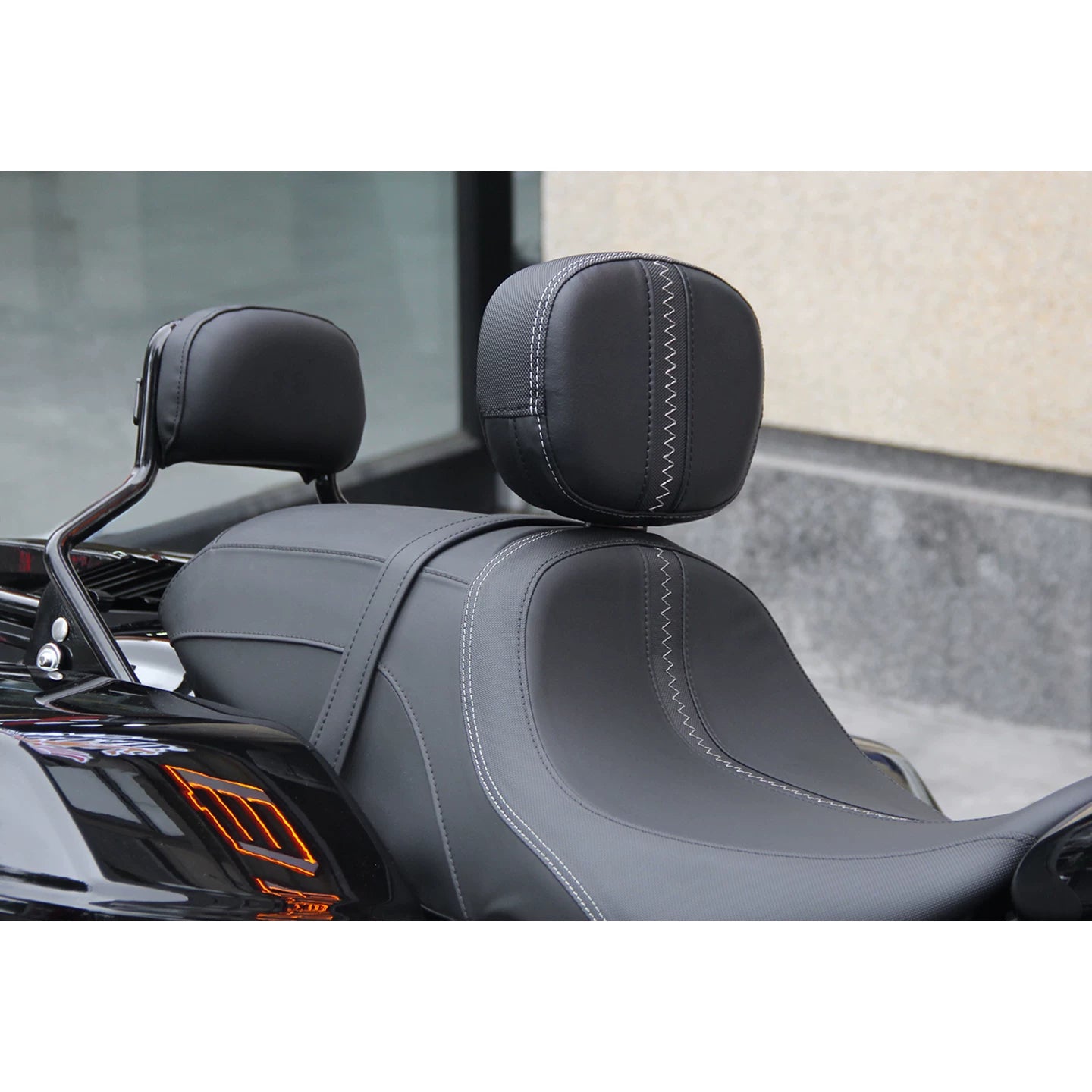 Hydraulic rider backrest installed on a compatible Touring seat