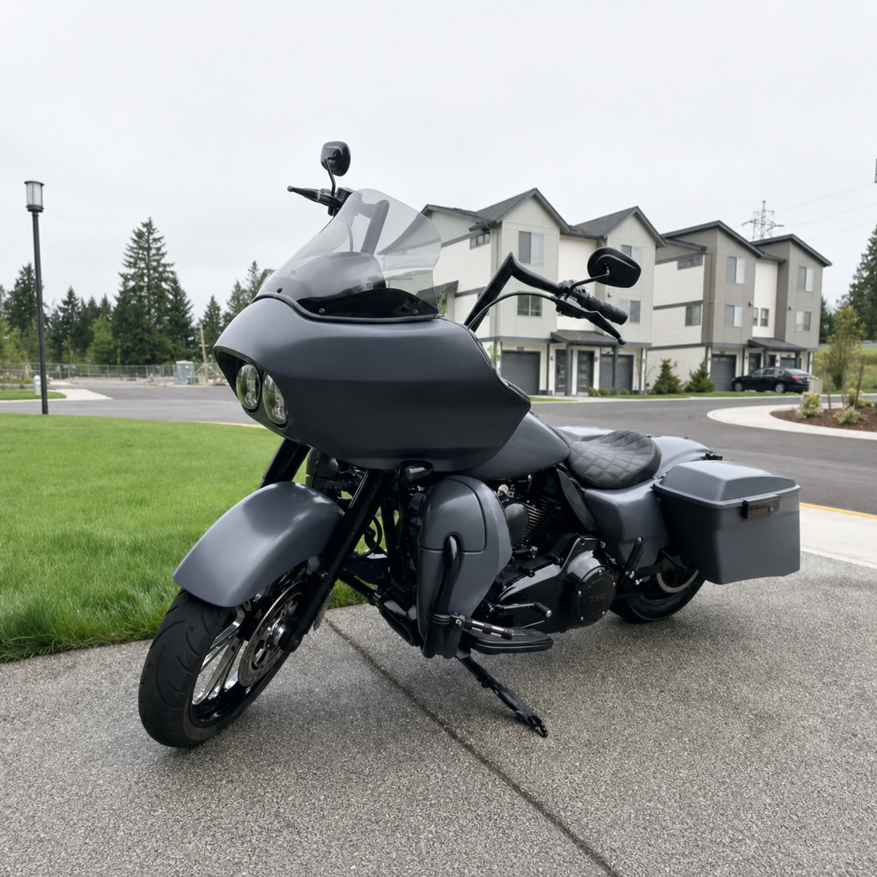 Low-profile solo seat side profile