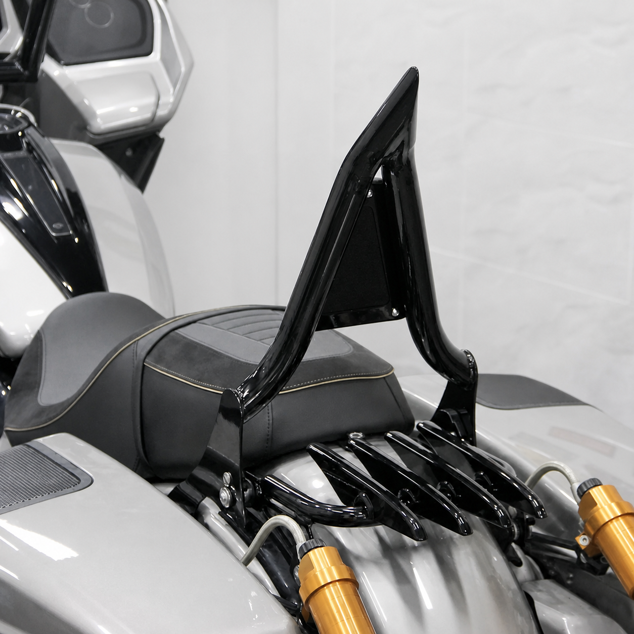 Tall pointed backrest installed with luggage rack