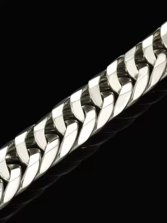 close view of faceted silver curb links